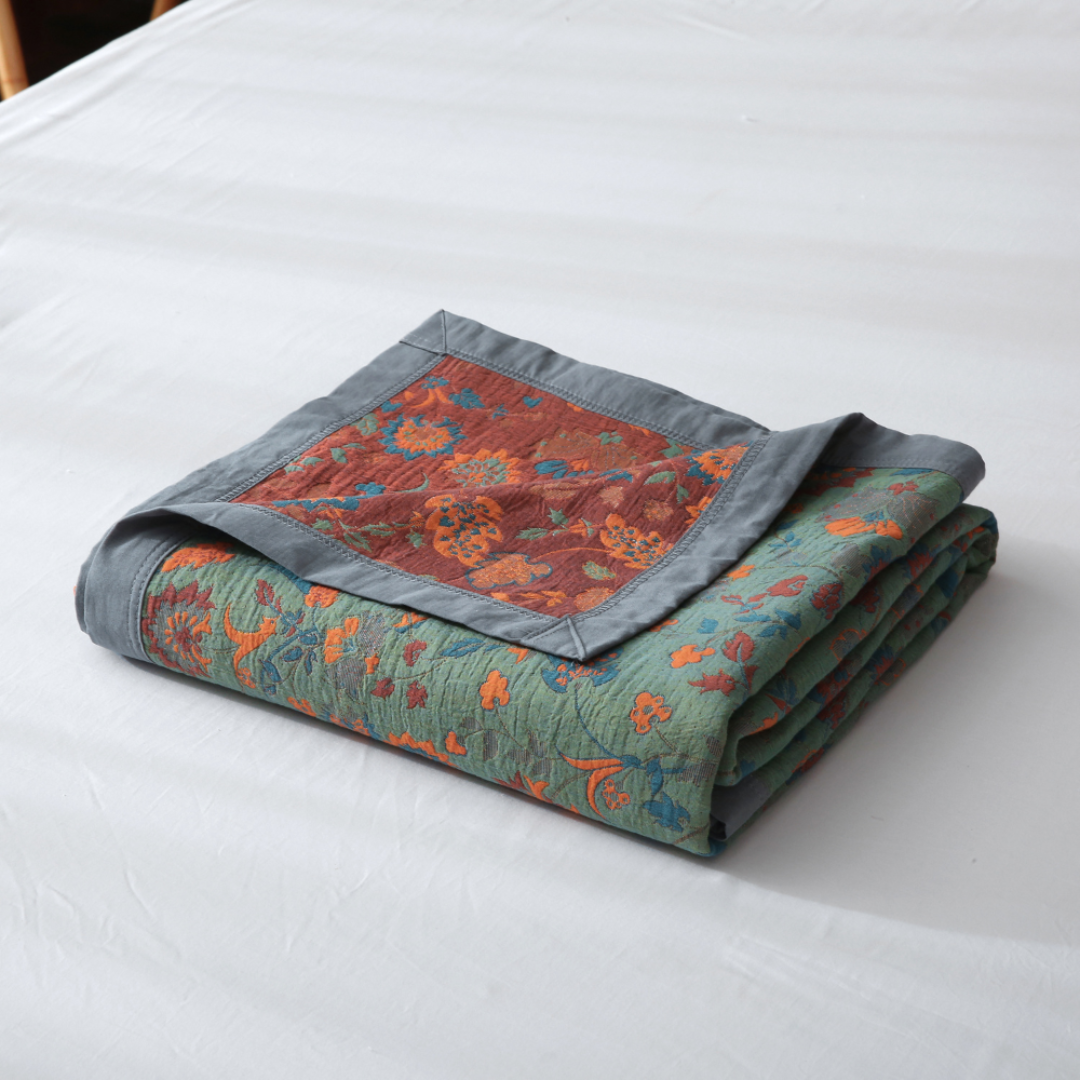 Überwurfdecke mit Blumenmotiv