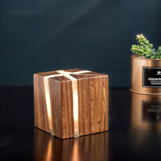 Minimalistische LED-Würfel-Tischlampe aus Holz
