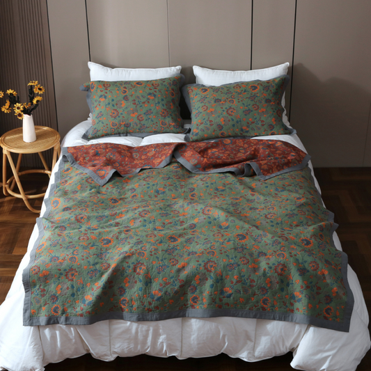 Überwurfdecke mit Blumenmotiv