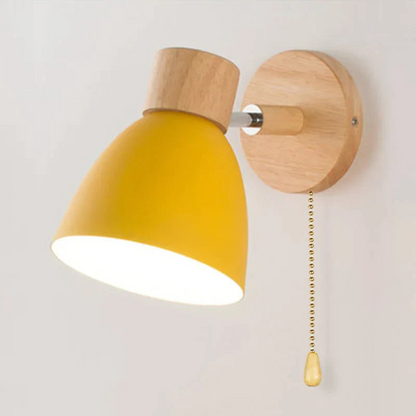 Design-Wandleuchte aus Holz mit LED