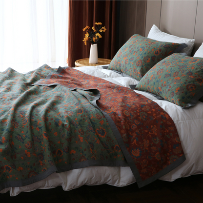 Überwurfdecke mit Blumenmotiv