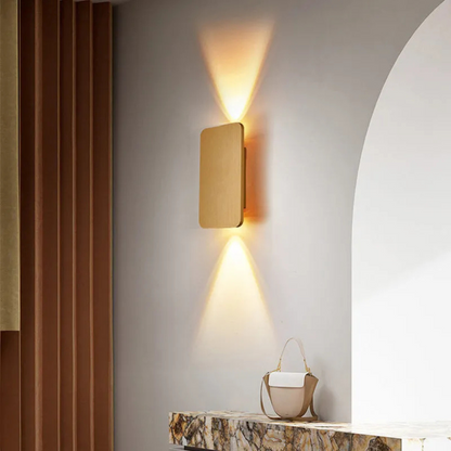 Moderne LED-Wandleuchte im Quadrat