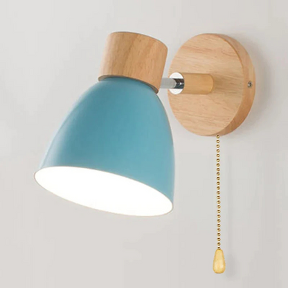 Design-Wandleuchte aus Holz mit LED