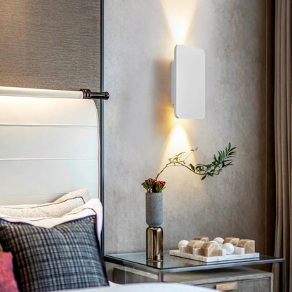 Moderne LED-Wandleuchte im Quadrat