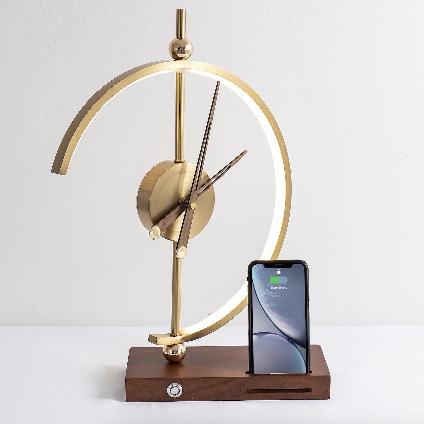 Minimalistische LED-Uhr mit Lampe