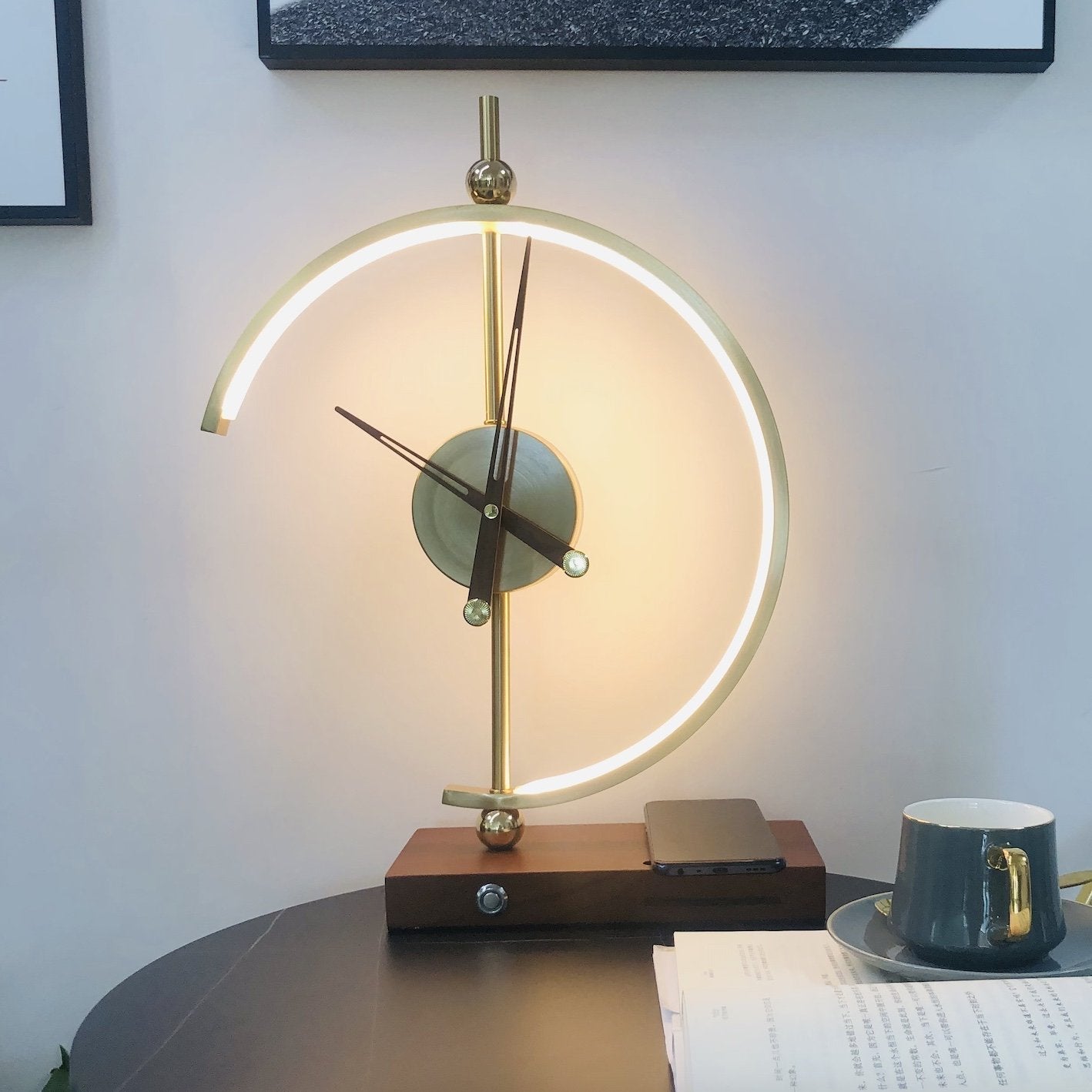 Minimalistische LED-Uhr mit Lampe