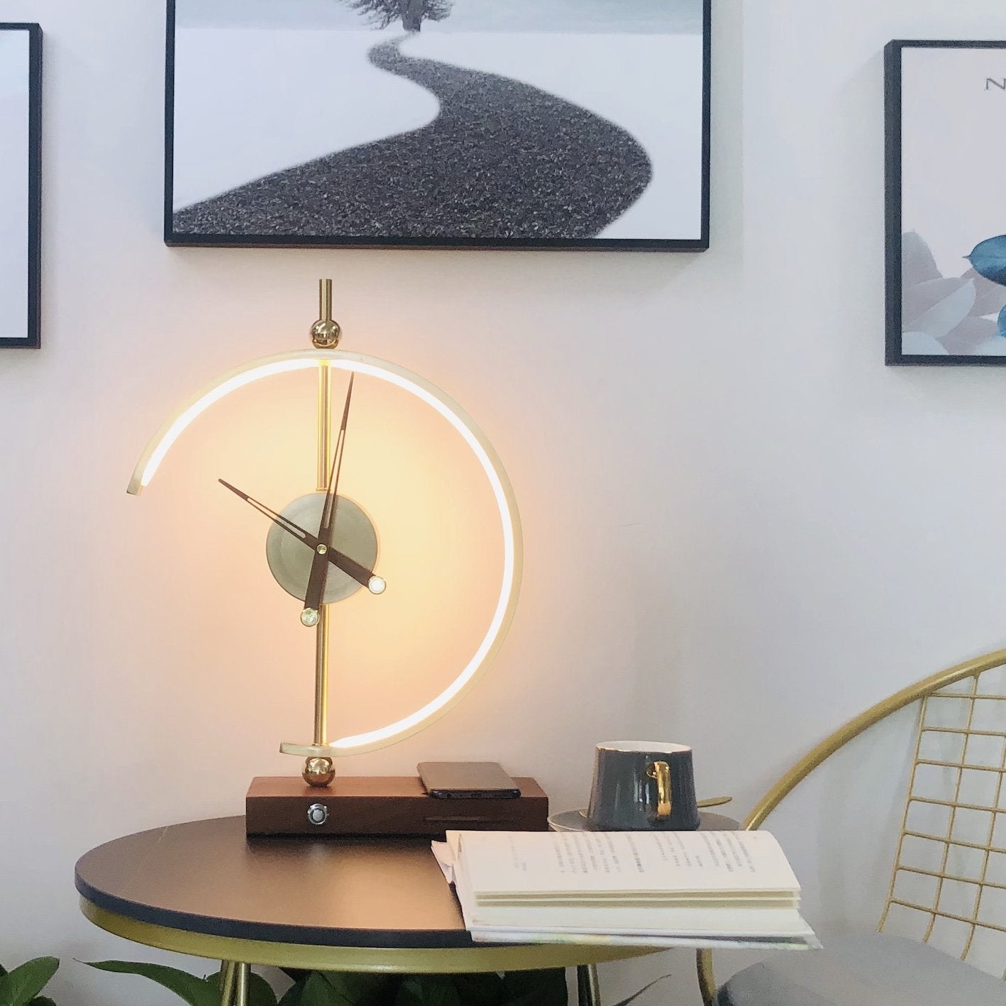 Minimalistische LED-Uhr mit Lampe