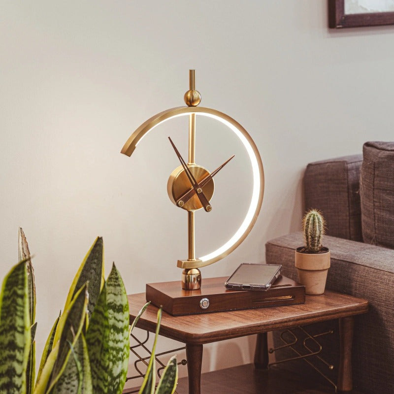 Minimalistische LED-Uhr mit Lampe