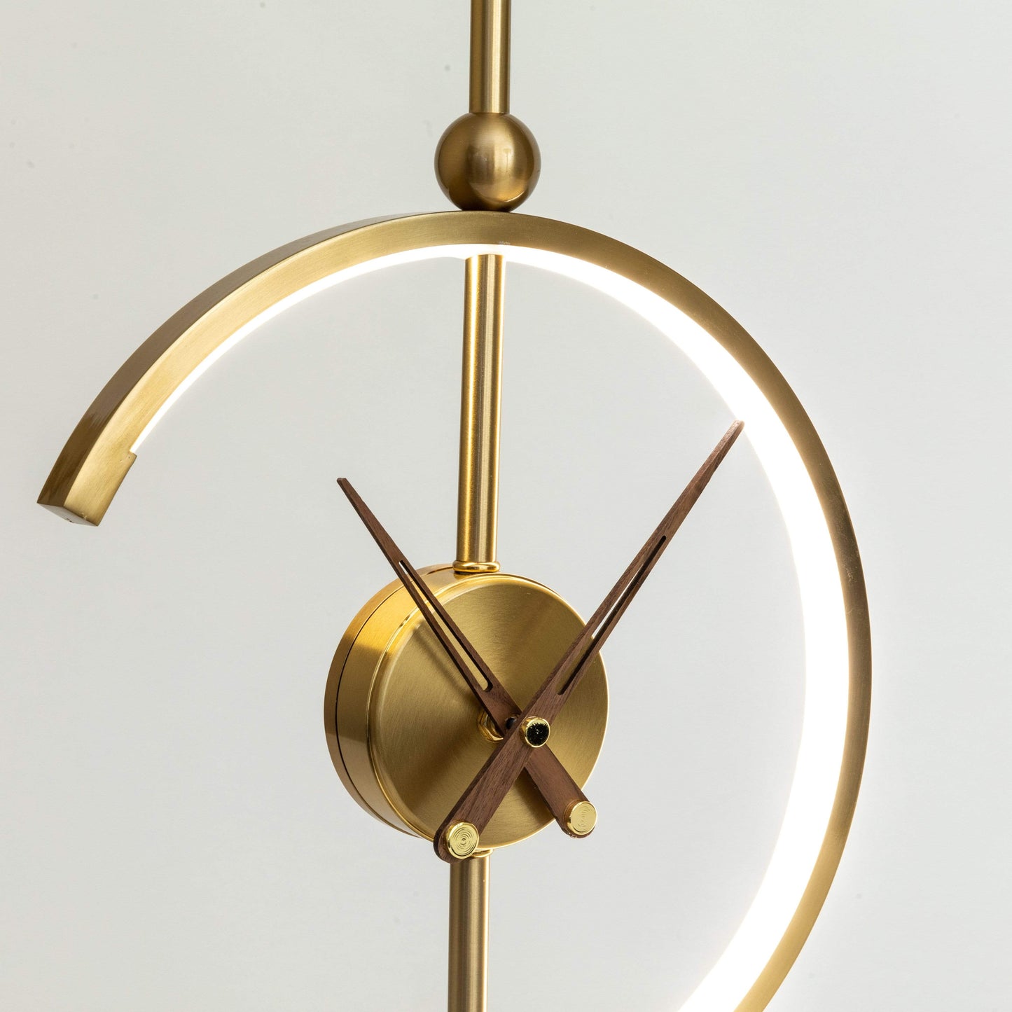 Minimalistische LED-Uhr mit Lampe