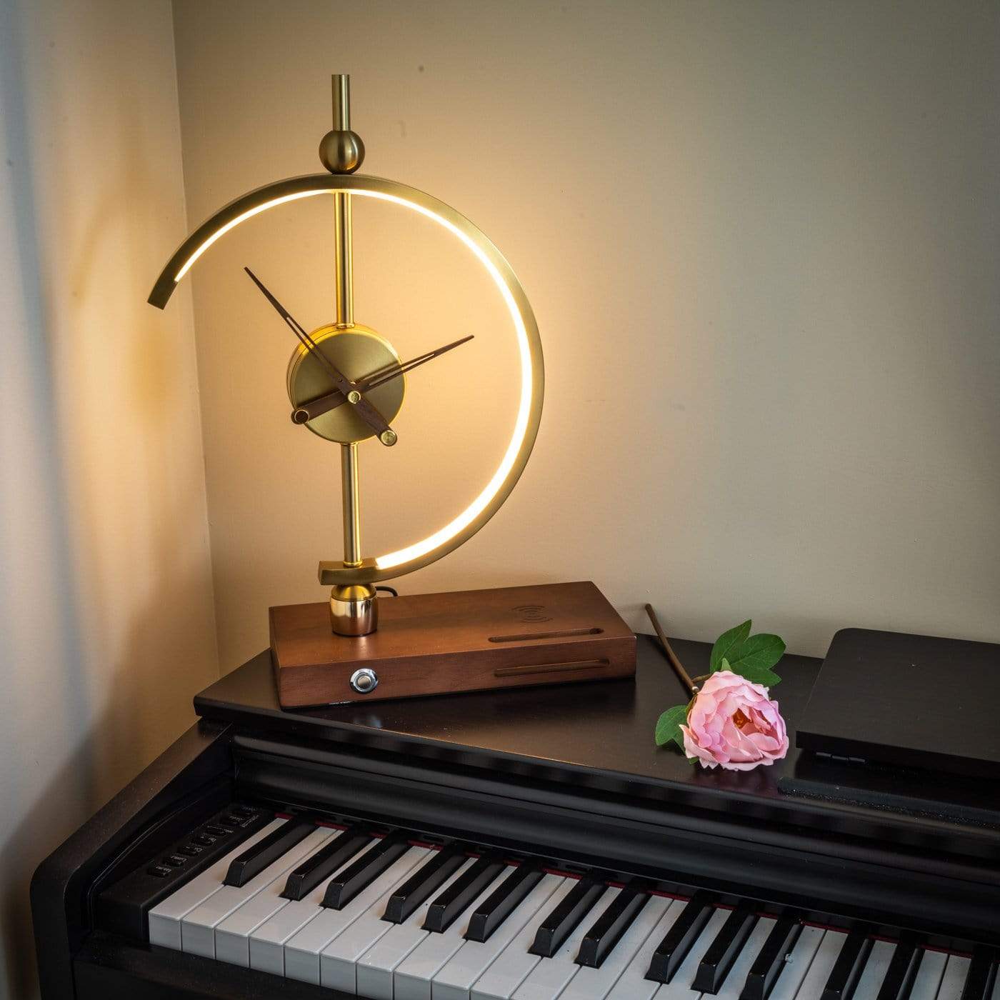 Minimalistische LED-Uhr mit Lampe