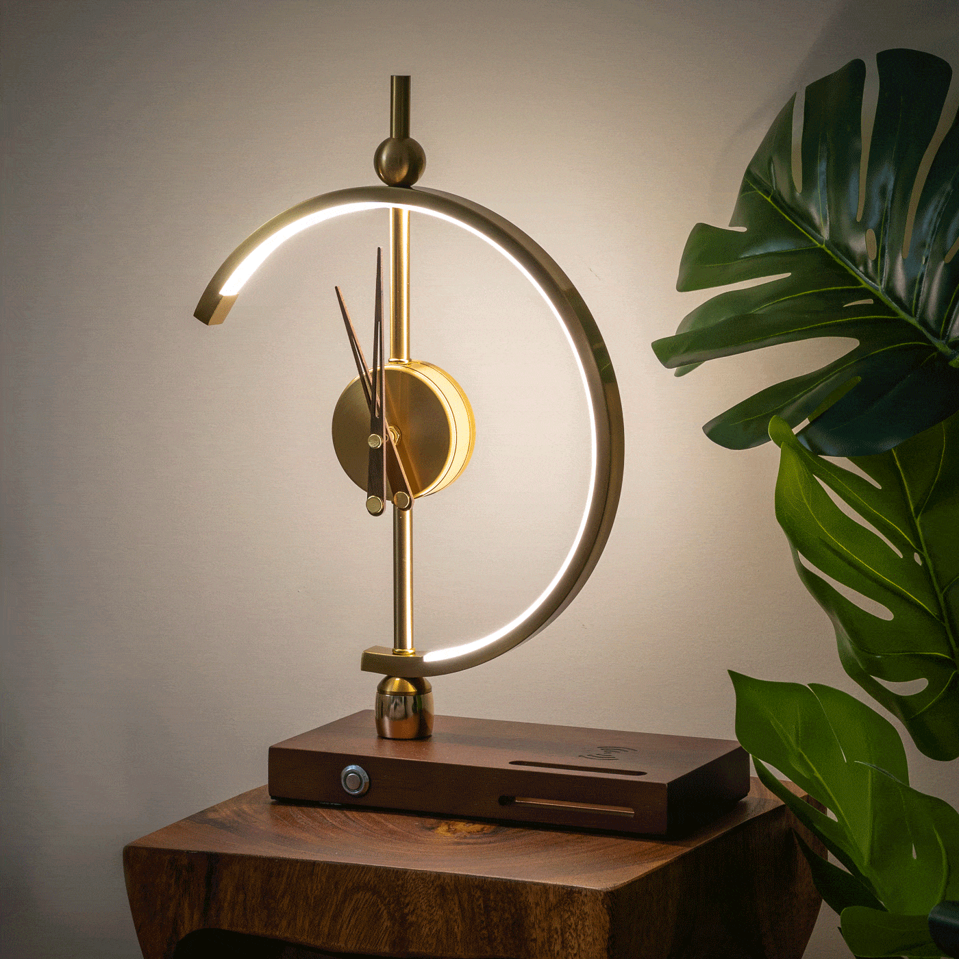 Minimalistische LED-Uhr mit Lampe