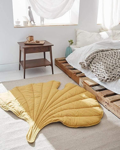 Kuscheldecke mit Blatt-Dekor
