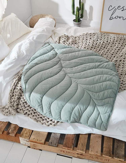 Kuscheldecke mit Blatt-Dekor